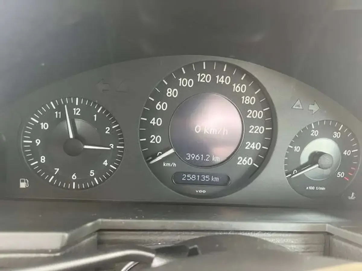 Usata Mercedes E220 150 CV (110 kW) 2004 Argento Berlina