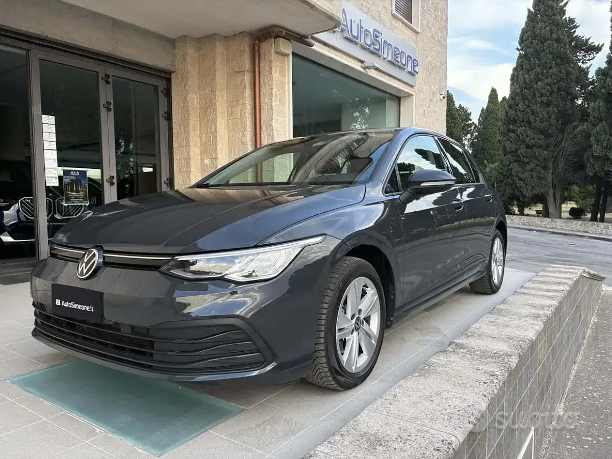 Usata VW Golf VIII Life 150 CV (110 kW) 2022 Grigio Berlina