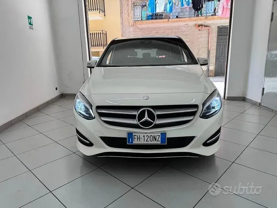 Usata Mercedes B180 109 CV (80 kW) 2017 Bianco Utilitaria