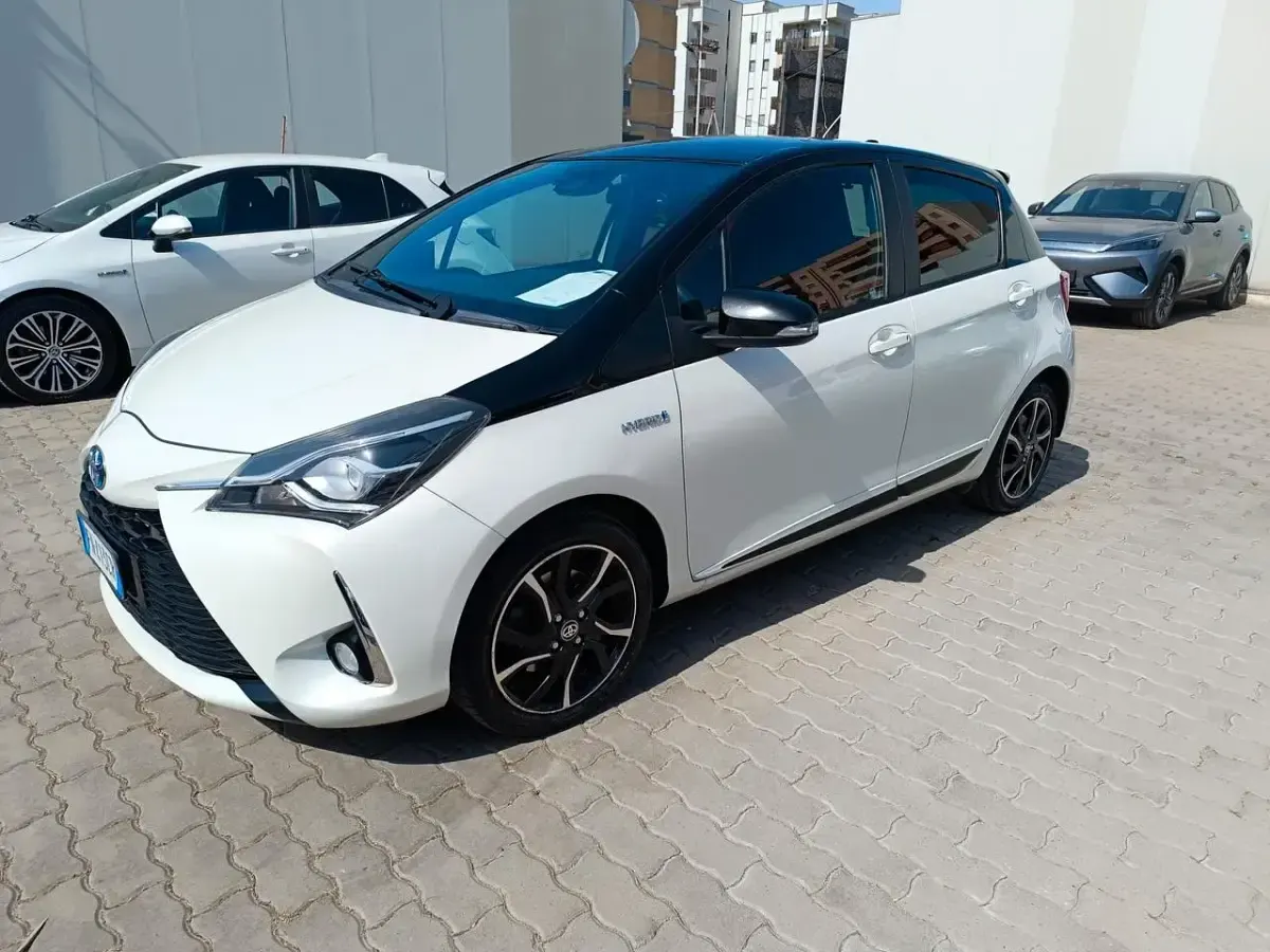 Usata Toyota Yaris Hybrid Style 73 CV (53 kW) 2018 Bianco Berlina