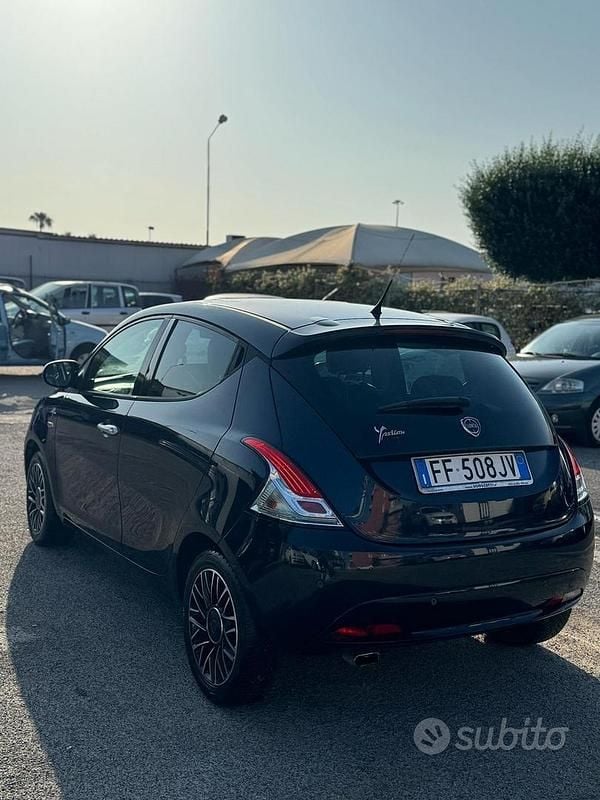 Usata Lancia Ypsilon 60 CV (44 kW) 2016 Blu Utilitaria