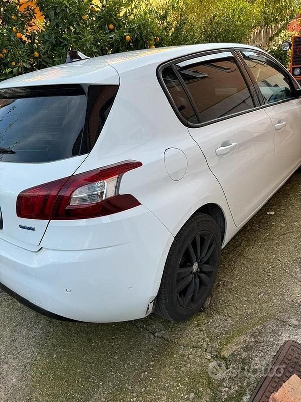 Bianco Usata 2015 Peugeot 308 Access Tre volumi | 5500 € (Ottimo prezzo) - Immagine 1/4
