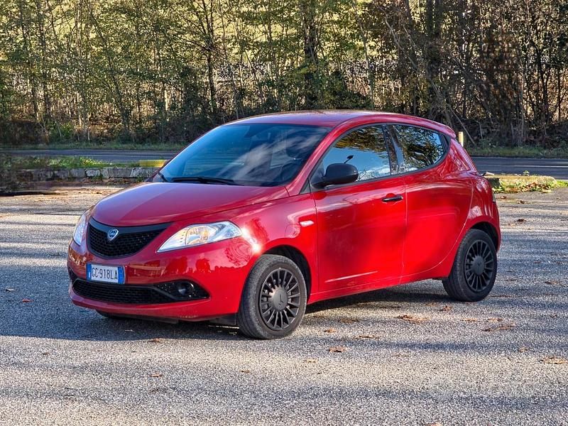 Usata Lancia Ypsilon Gold 69 CV (50 kW) 2020 Rosso Utilitaria