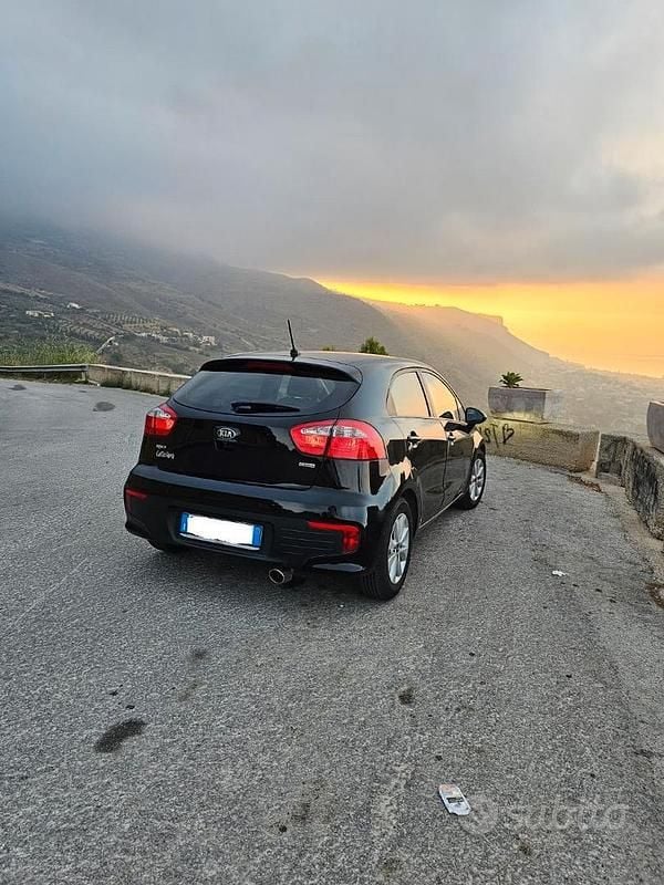 Usata Kia Rio Active 75 CV (55 kW) 2017 Nero Berlina