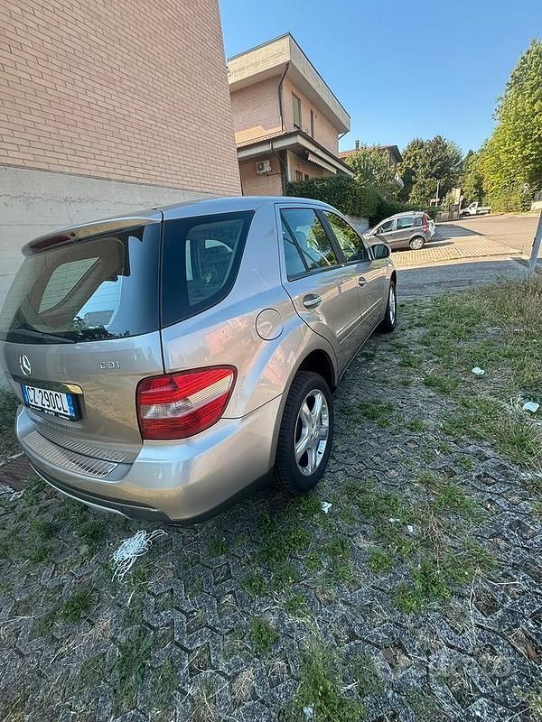 Usata Mercedes ML320 224 CV (164 kW) 2005 Grigio SUV
