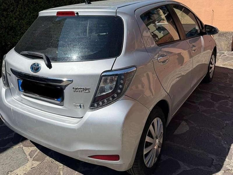 Usata Toyota Yaris Hybrid Lounge+ 75 CV (55 kW) 2014 Argento Berlina