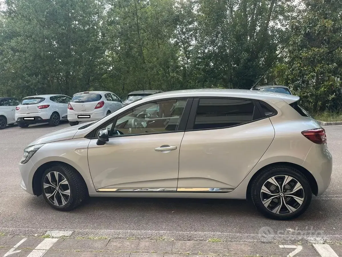 Usata Renault Clio V Evolution 101 CV (74 kW) 2023 Grigio Utilitaria