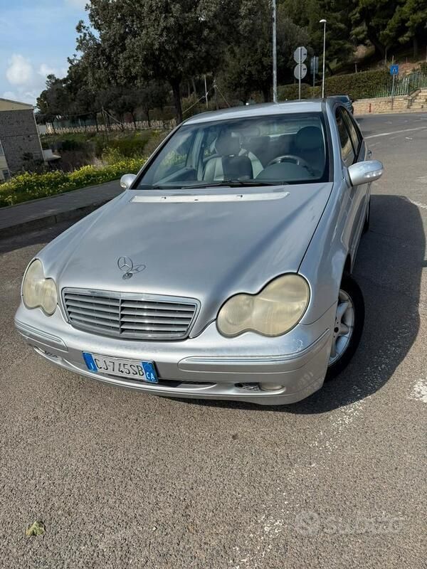 Grigio Usata 2003 Mercedes C200 Elegance Tre volumi | 3200 € (Buon prezzo) - Immagine 1/4