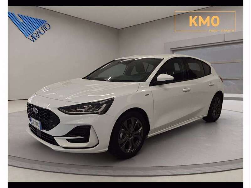 Frozen white Usata 2024 Ford Focus ST-Line Tre volumi | 25.500 € (Molto cara) - Immagine 1/4