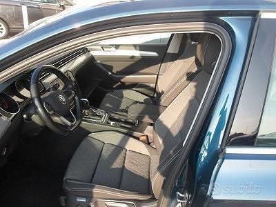 Usata VW Passat Business 150 CV (110 kW) 2023 Blu Station wagon