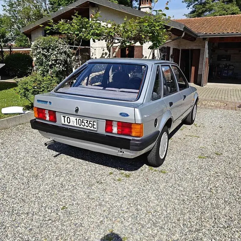Usata Ford Escort 50 CV (36 kW) 1985 Grigio Berlina