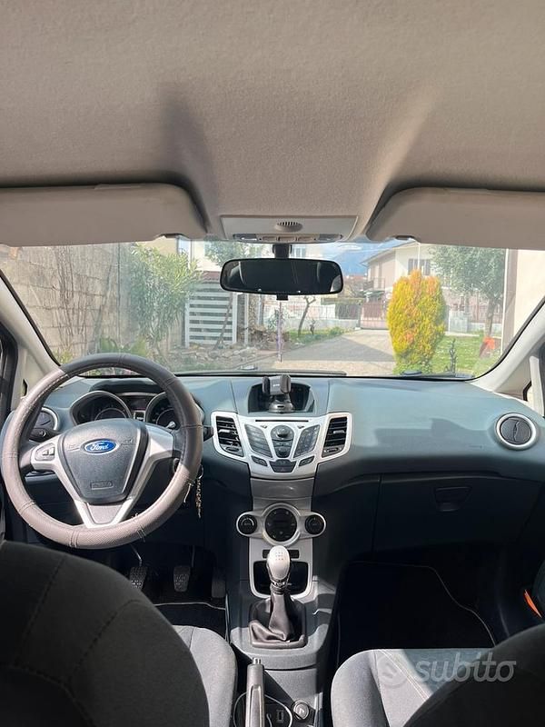 Usata Ford Fiesta 68 CV (50 kW) 2009 Grigio Utilitaria