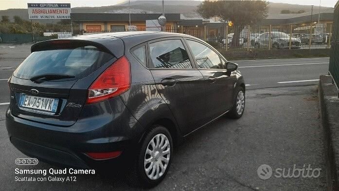 Usata Ford Fiesta 70 CV (51 kW) 2010 Grigio Berlina