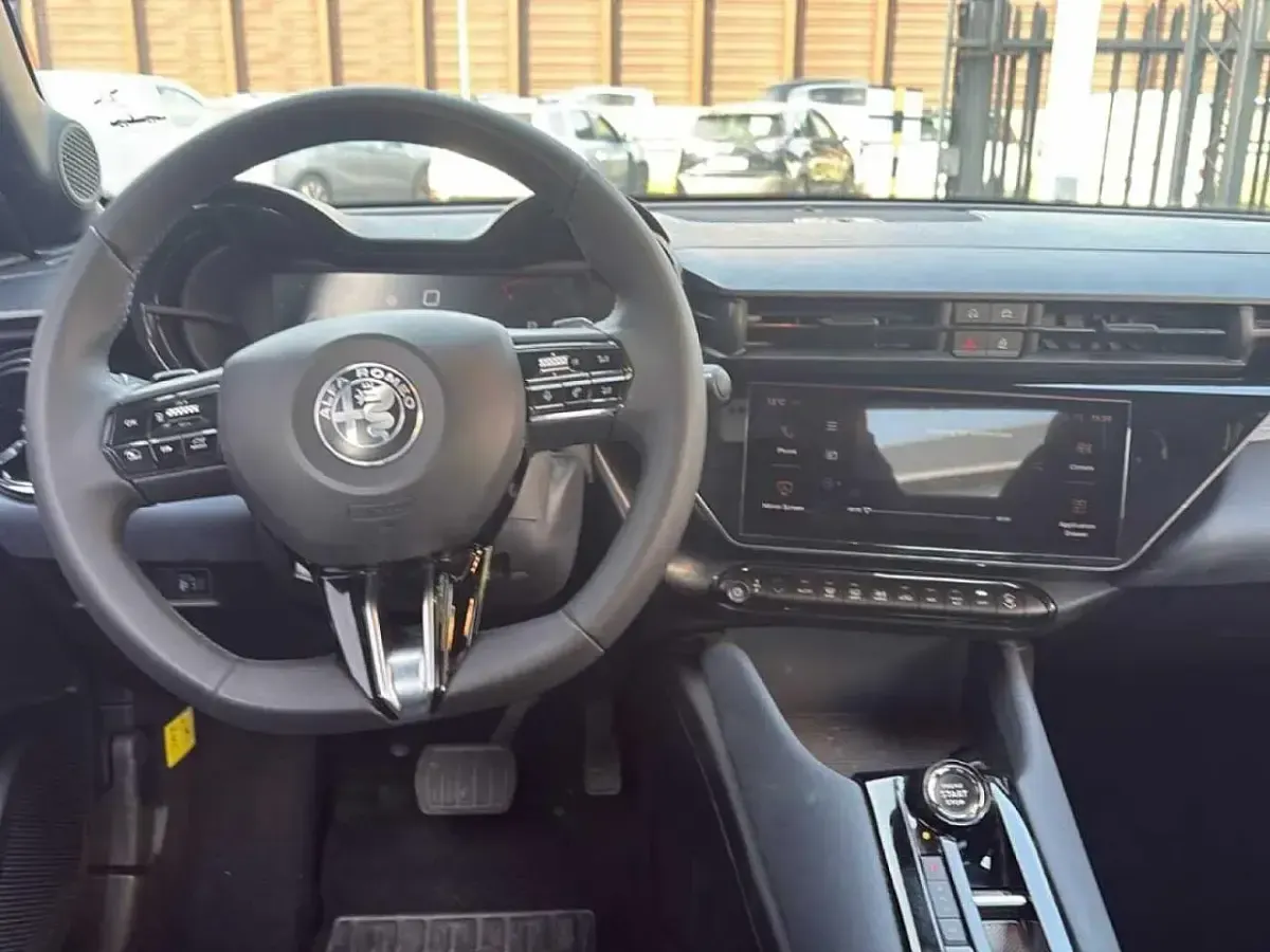 Usata Alfa Romeo Junior 145 CV (106 kW) 2025 Grigio SUV