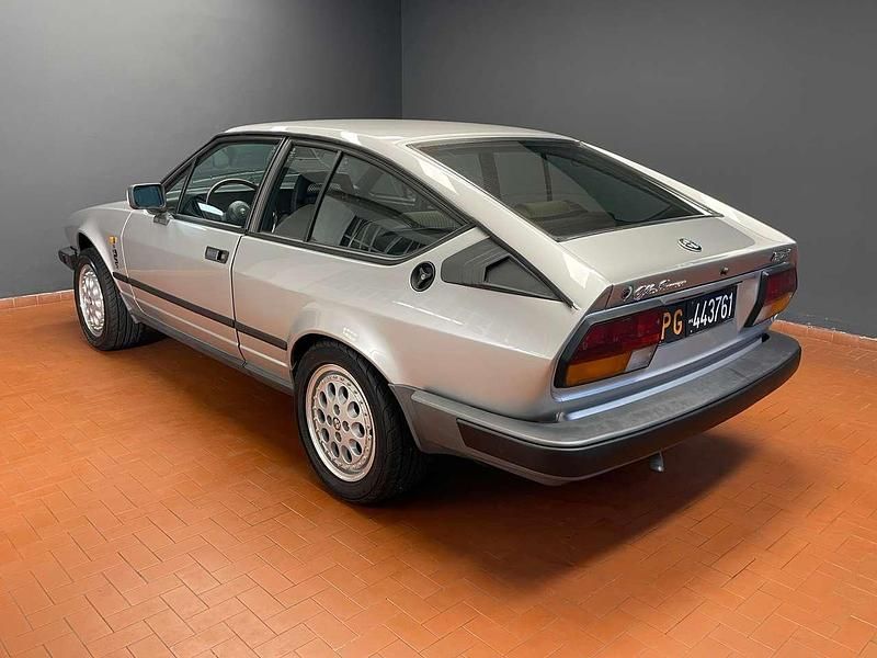 Usata Alfa Romeo GTV 129 CV (94 kW) 1983 Argento Coupé