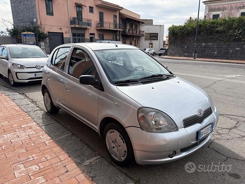 Usata Toyota Yaris 86 CV (63 kW) 2001 Grigio Berlina