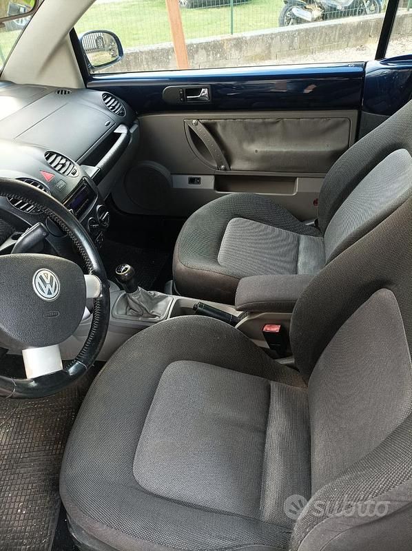 Usata VW New Beetle 101 CV (74 kW) 2005 Blu Utilitaria