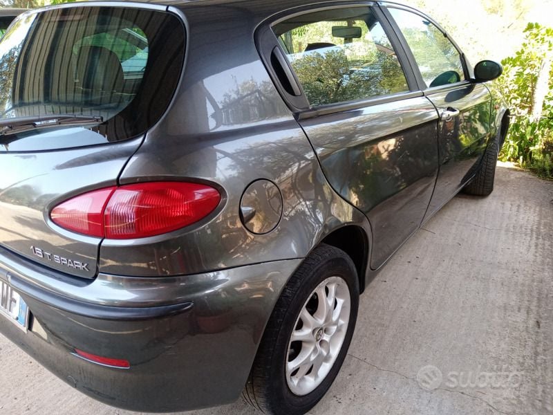 Usata 2001 Alfa Romeo 147 Due volumi | 1500 € (Buon prezzo) - Immagine 1/4