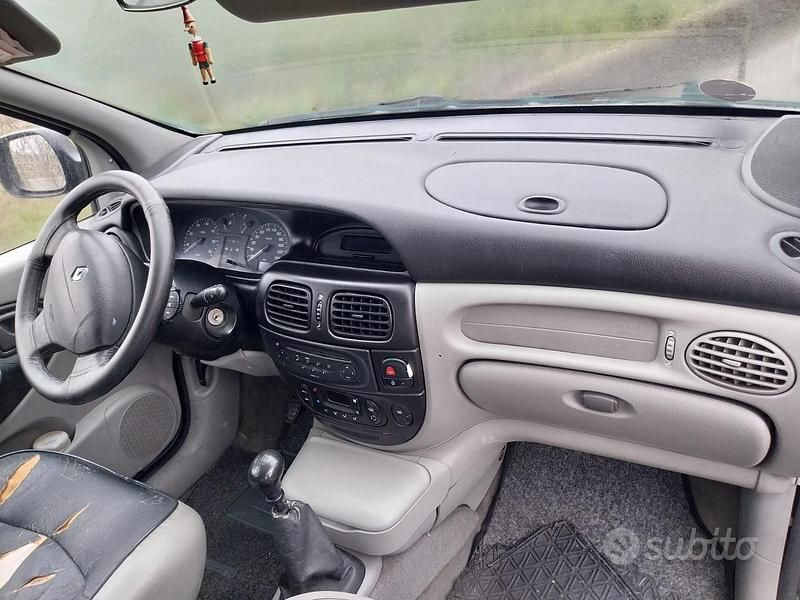 Usata Renault Scénic 102 CV (75 kW) 2001 Monovolume