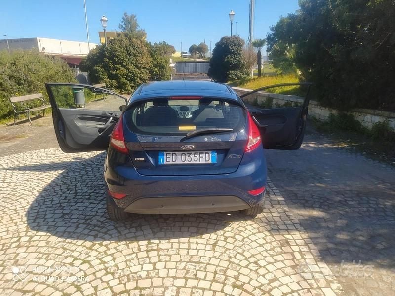 Usata Ford Fiesta 90 CV (66 kW) 2010 Blu Utilitaria