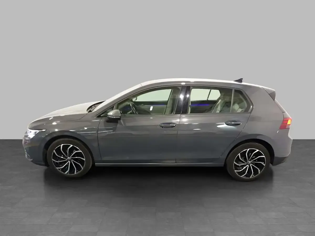 Usata VW Golf VIII Life 110 CV (80 kW) 2022 Dolphin grey metallizzato Berlina