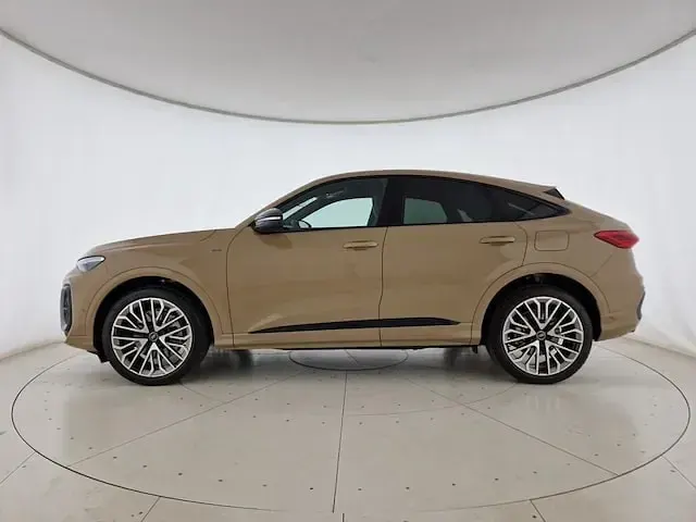 Nuova Audi Q5 Sportback S-Line 299 CV (219 kW) 2025 Oro sakhir metallizzato SUV