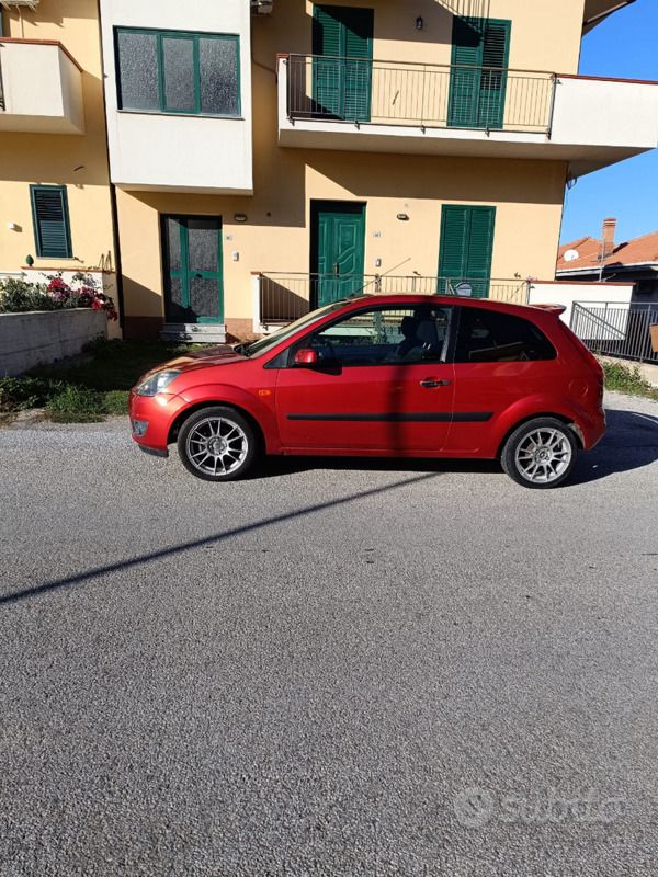 Rosso Usata 2006 Ford Fiesta Due volumi | 2400 € (Buon prezzo) - Immagine 1/4