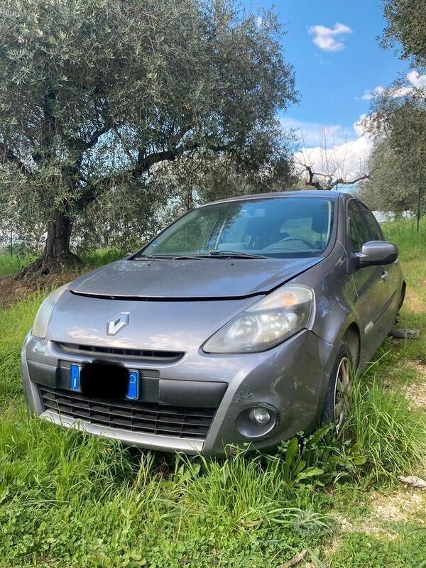 Usata 2009 Renault Clio III Due volumi | 2000 € (Super prezzo) - Immagine 1/4