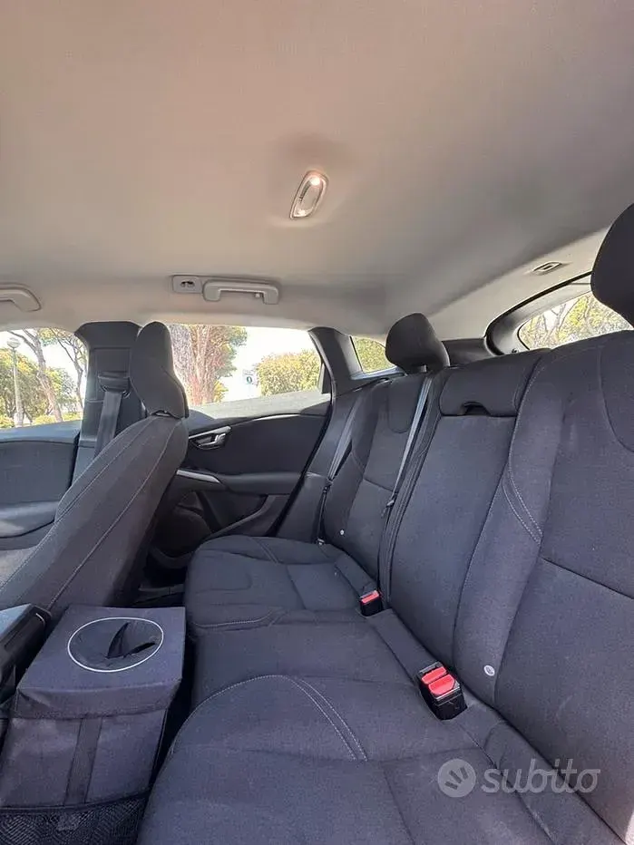 Usata Volvo V40 CC 120 CV (88 kW) 2017 Nero Station wagon