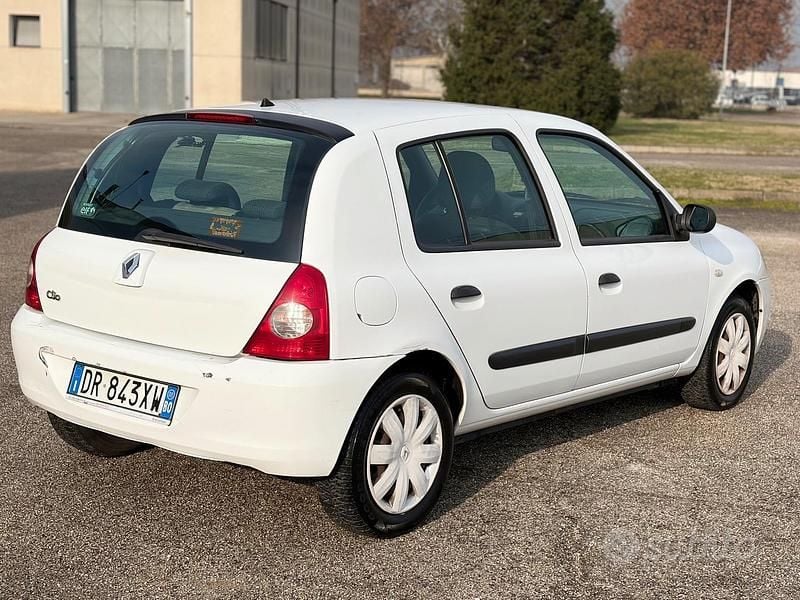 Bianco Usata 2008 Renault Clio II Berlina | 1400 € (Buon prezzo) - Immagine 1/4