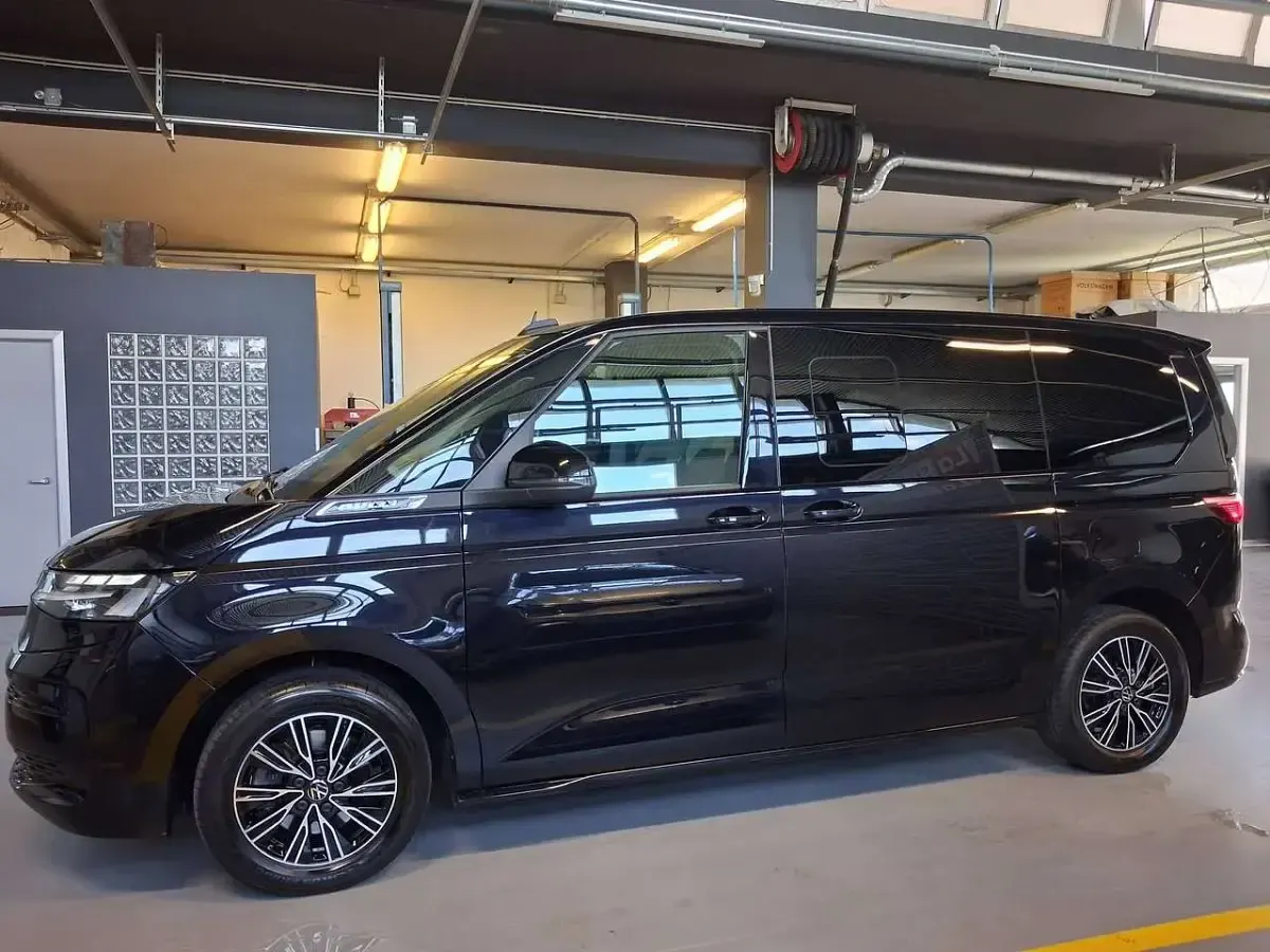 Usata VW Multivan Life 150 CV (110 kW) 2023 Nero metallizzato Monovolume