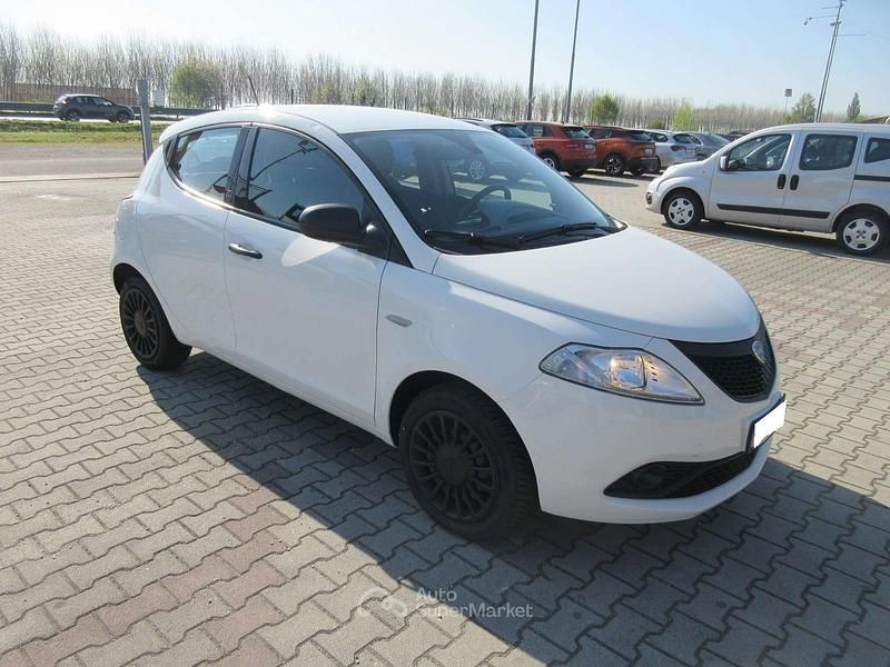 Usata Lancia Ypsilon Silver 69 CV (50 kW) 2021 Bianco Utilitaria