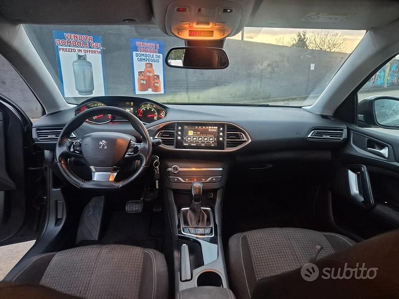 Usado Peugeot 308 102 CV (75 kW) 2018 Gris Berlina