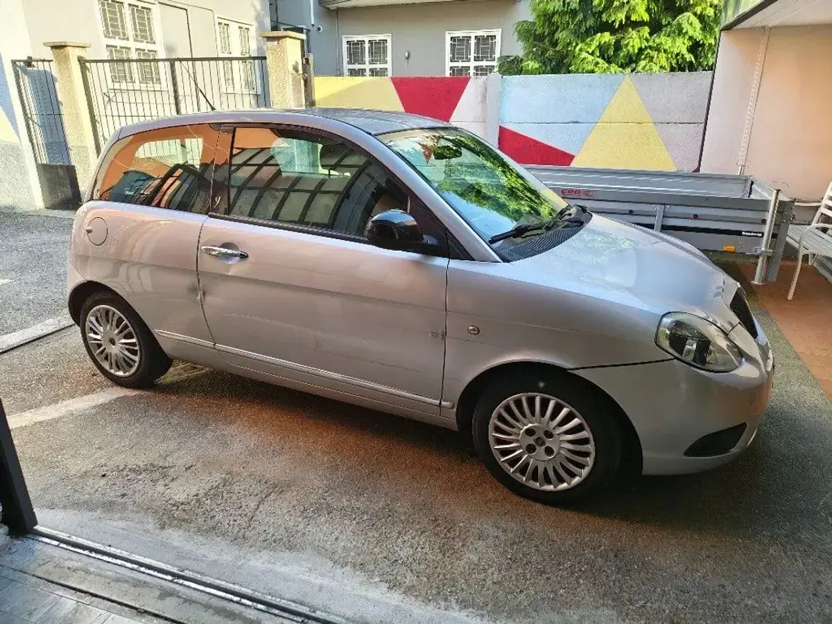 Usata Lancia Ypsilon 69 CV (50 kW) 2011 Argento Utilitaria