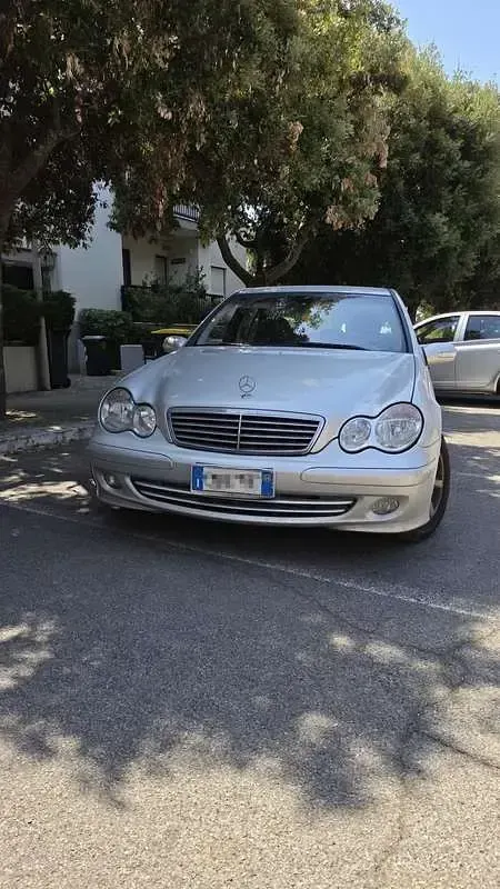 Usata Mercedes C200 Elegance 122 CV (89 kW) 2004 Argento Berlina