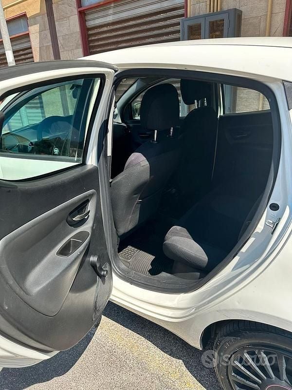 Usata Lancia Ypsilon 69 CV (50 kW) 2013 Bianco Utilitaria