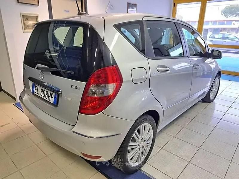 Usata Mercedes A180 109 CV (80 kW) 2011 Argento Monovolume