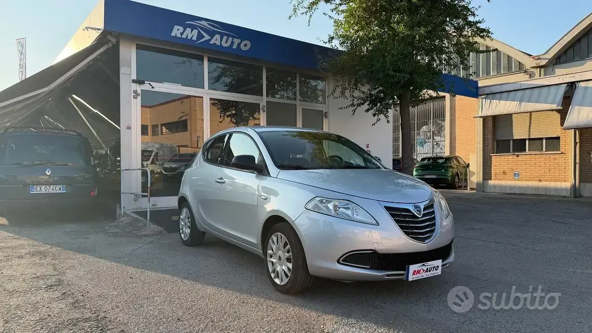 Usata Lancia Ypsilon 69 CV (50 kW) 2015 Grigio Utilitaria