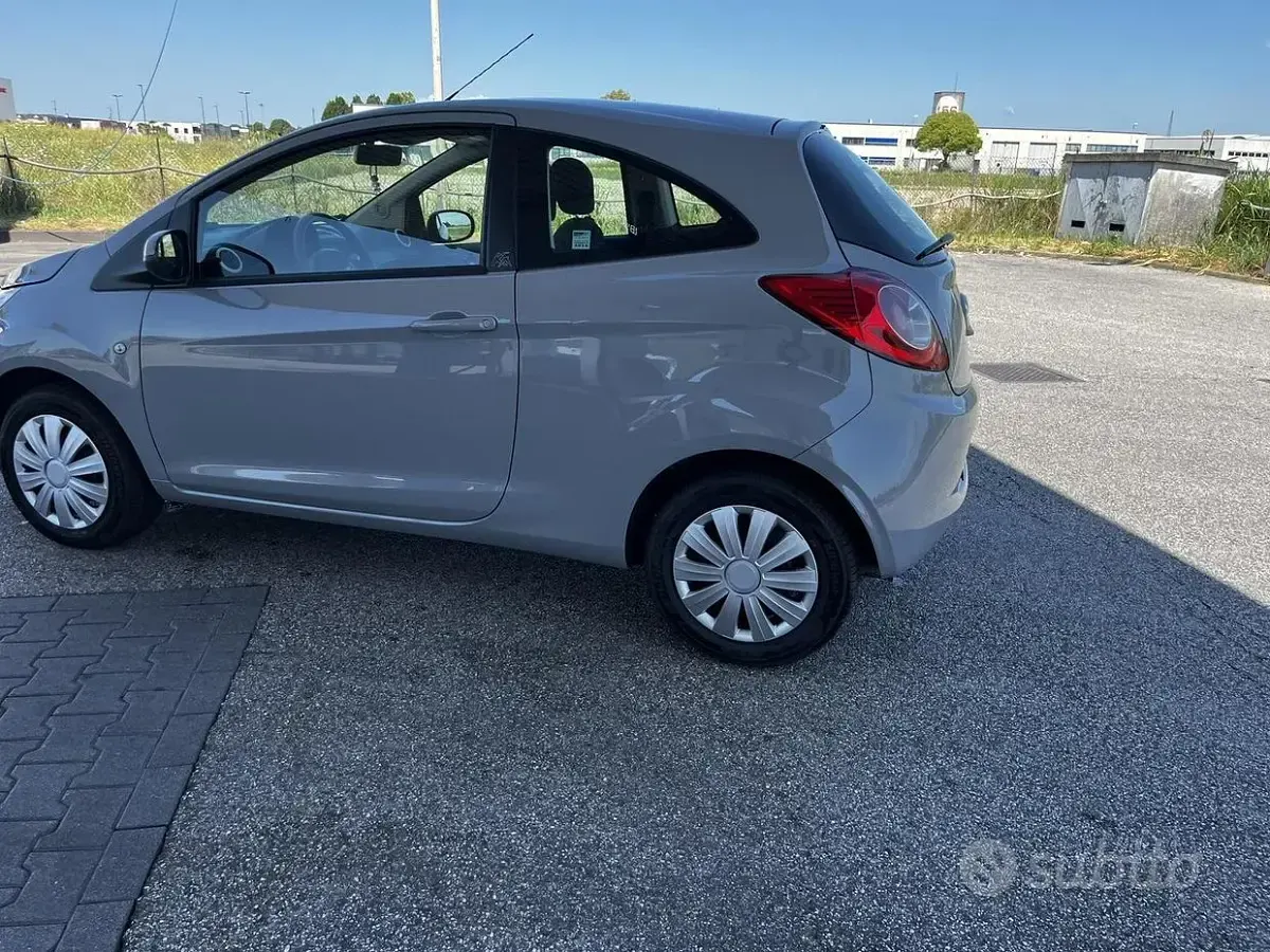 Usata Ford Ka 69 CV (50 kW) 2016 Grigio Berlina