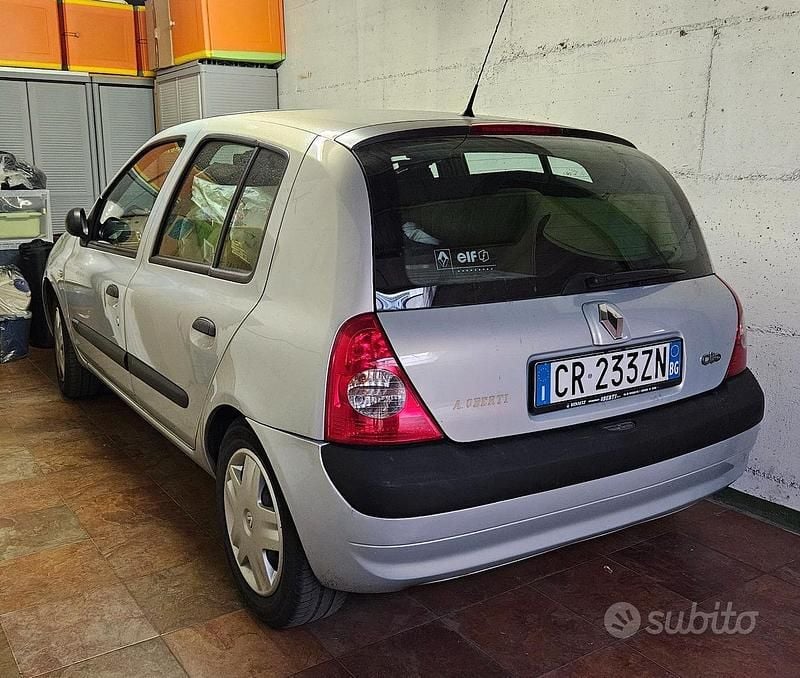 Usata Renault Clio II Authentique 58 CV (42 kW) 2004 Grigio Berlina
