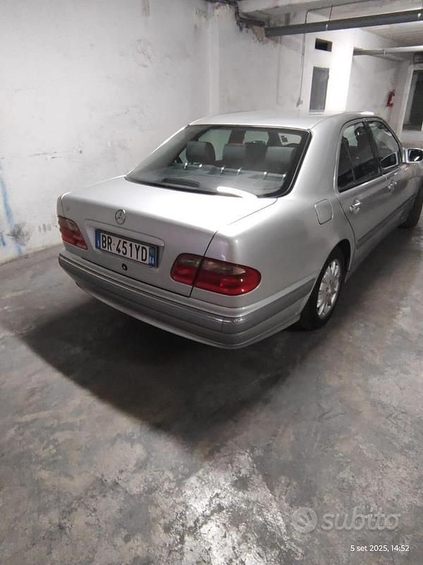 Usata Mercedes E270 Elegance 136 CV (100 kW) 2000 Grigio Berlina