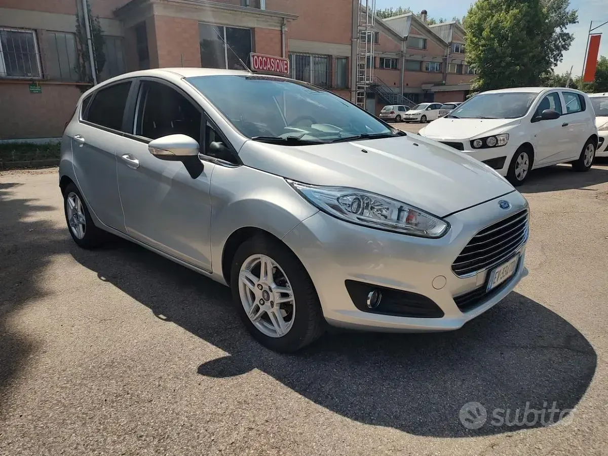 Usata Ford Fiesta Titanium 75 CV (55 kW) 2014 Grigio Utilitaria