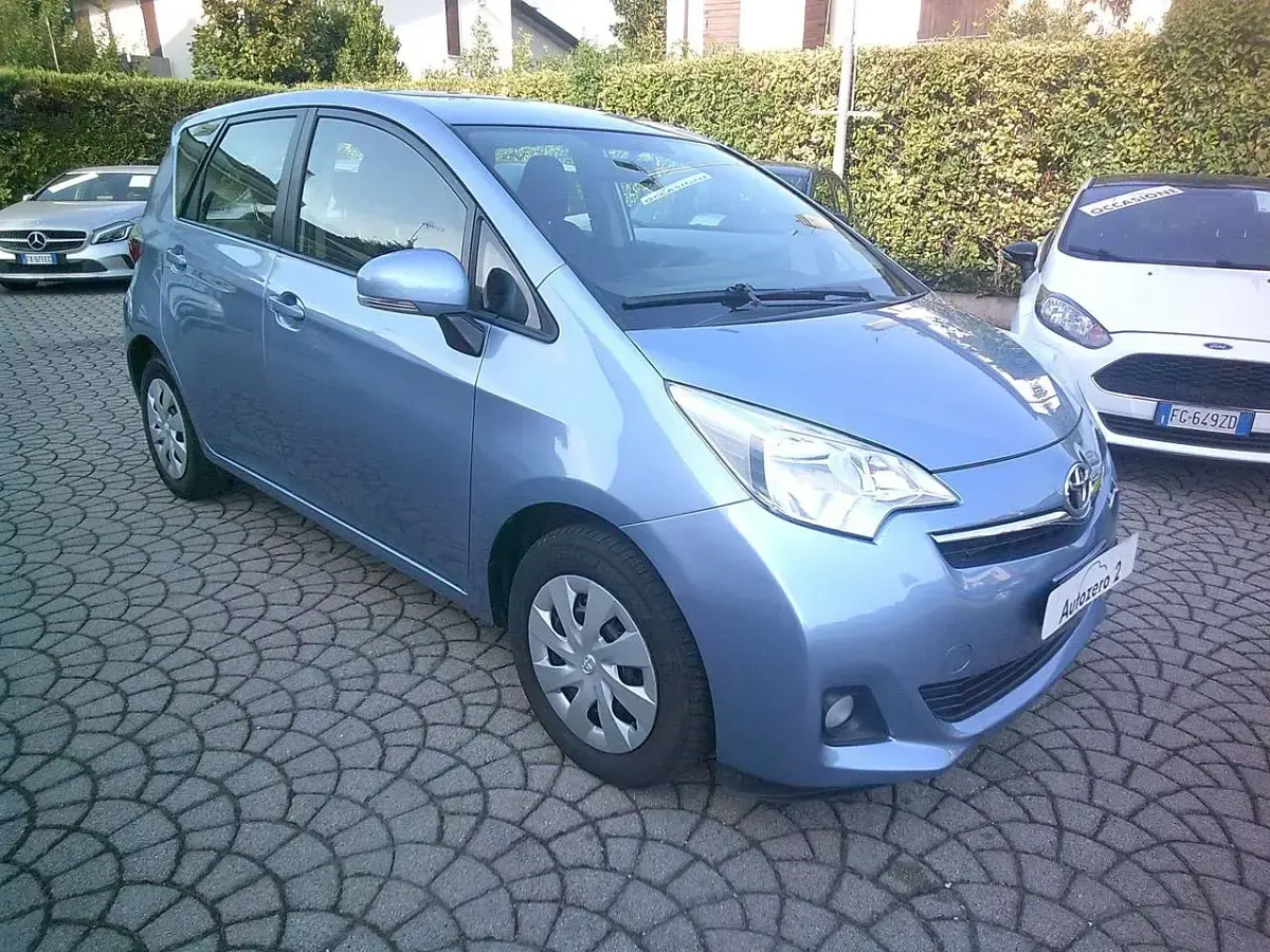 Usata Toyota Verso-S Active 99 CV (72 kW) 2011 Blu/azzurro Monovolume