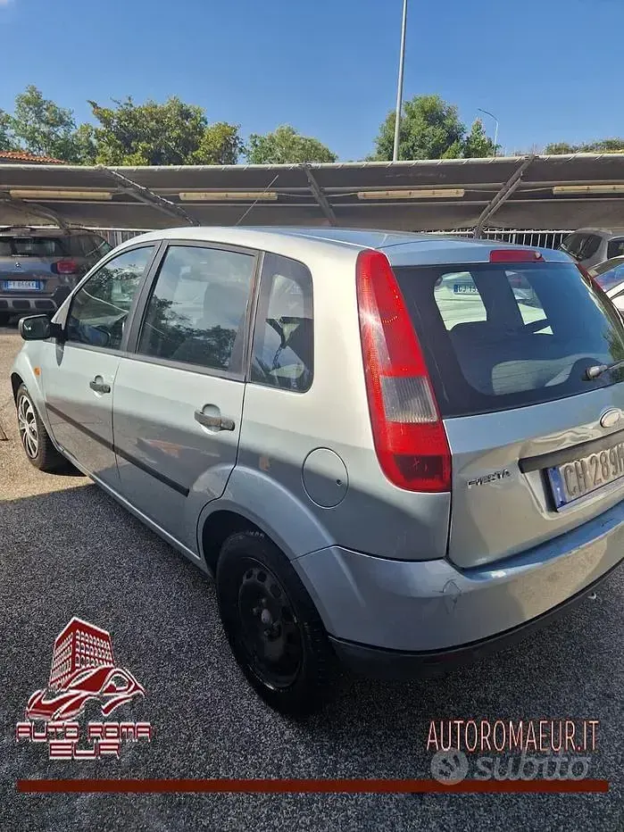 Usata Ford Fiesta Ambiente 75 CV (55 kW) 2003 Grigio Utilitaria