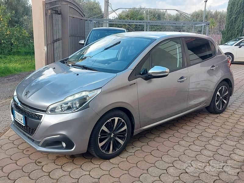 Usata Peugeot 208 Signature Sky 102 CV (75 kW) 2020 Grigio Utilitaria