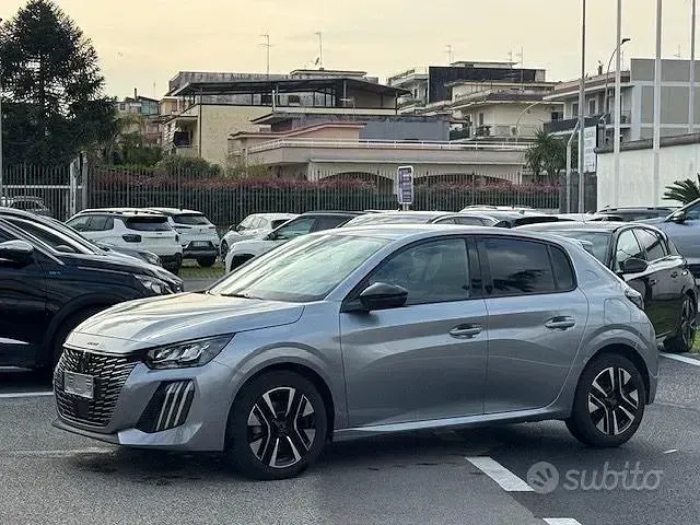 Usata Peugeot 208 Allure 101 CV (74 kW) 2025 Grigio Utilitaria