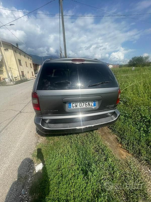 Usata Chrysler Voyager 150 CV (110 kW) 2006 Grigio Monovolume