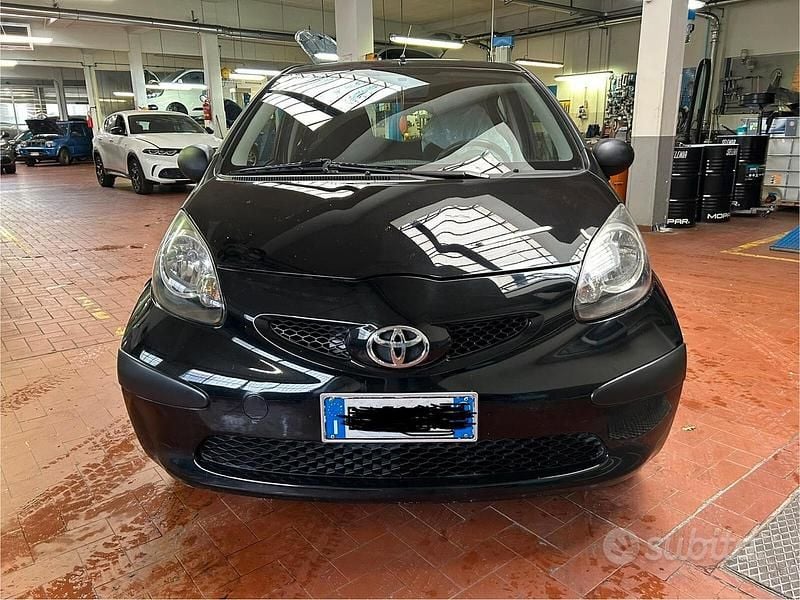 Usata Toyota Aygo 68 CV (50 kW) 2007 Nero Utilitaria