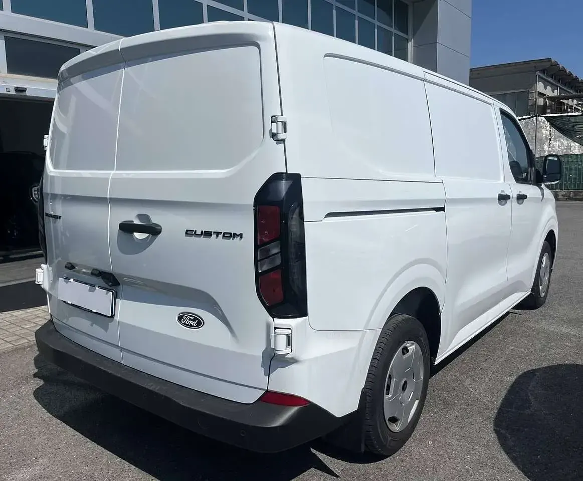 Usata Ford Transit Custom Trend 136 CV (100 kW) 2024 Frozen white Furgone