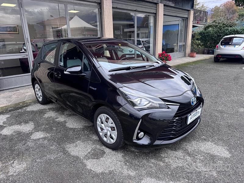 Usata Toyota Yaris Hybrid Active 73 CV (53 kW) 2019 Nero Berlina